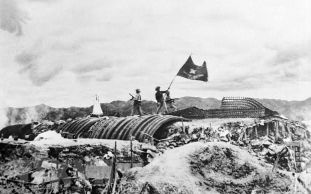 Những người lính Vệ quốc đoàn đã không ngại hi sinh gian khổ, sẵn sàng xả thân vì Tổ quốc, vì độc lập, vì tự do, quyết mất tất cả chứ nhất định không chịu làm nô lệ. Với ý chí to lớn đó, con người Việt Nam nhỏ bé đã đánh một trận Điện Biên Phủ lừng lẫy năm châu, chấn động địa cầu, đánh cho quân Pháp phải đầu hàng trong ê chề, nhục nhã, buộc chúng phải ký vào hiệp định Geneva kết thúc chiến tranh trên toàn cõi Đông Dương, chấm dứt gần 100 năm thuộc địa đen tối. Ảnh: Chiến sĩ phất lá cờ Quyết thắng trên nóc hầm chỉ huy quân Pháp trong trận Điện Biên Phủ.