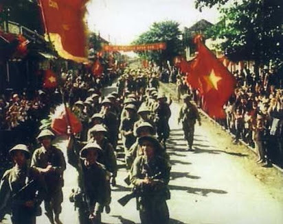 Những ngày tháng 10 lịch sử này của 66 năm về trước, từng đoàn Quân Vệ quốc đã hùng dũng tiến về tiếp quản Thủ đô sau hơn 7 năm trời trường kỳ kháng chiến chống lại Thực dân Pháp. Những người Vệ quốc quân đã quả cảm chiến đấu cầm chân quân giặc trong những ngày đông giá rét của năm 1946 để đầu não của ta được an toàn rút về chiến khu, họ ra đi với một lời thề sẽ sớm trở lại với mảnh đất Hà Nội yêu dấu. Ảnh: Đoàn quân tiến vào giải phóng Thủ đô mùa thu năm 1954.