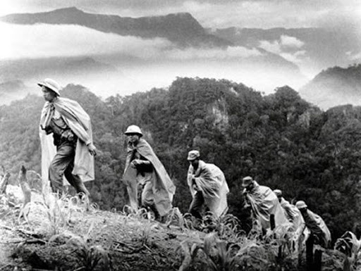 Họ dù cho vừa bước ra từ cuộc kháng chiến chống Pháp gian khổ, còn nhiều mất mát chưa bù đắp hết nhưng vẫn sẵn sàng lên đường ra trận, dẫu biết rằng quân thù trước mắt gian xảo và nguy hiểm quân Pháp rất nhiều, nhưng vì một miền Nam ruột thịt, vì đồng bào đang ngày đêm phải sống dưới sự kìm kẹp ép bức của quân thù mà những người chiến sĩ đã không quản gian khổ, hi sinh, hành quân hàng trăm, hàng nghìn km từ bắc vào nam chiến đấu, đối đầu với quân Mỹ - ngụy hiện đại, mạnh mẽ và đông đảo. Ảnh: Những người lính vượt Trường Sơn vào Nam chiến đấu.