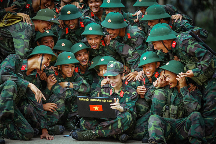Năm nay tròn kỉ niệm 76 năm ngày thành lập Quân đội Nhân dân Việt Nam. Trải qua một thời gian dài rèn luyện và trưởng thành, người chiến sĩ cách mạng trong thời đại mới hiện nay vẫn luôn giữ vững và tiếp nối truyền thống anh hùng đáng quý của những thế hệ cha ông đi trước. Họ là những người bộ đội cụ Hồ bất kể là trong thời bình hay thời chiến vẫn luôn sẵn sàng hi sinh thân mình cho độc lập tự do của Tổ quốc, cho bình yên của nhân dân. Ảnh: Những người chiến sĩ Việt Nam trong thời đại mới.