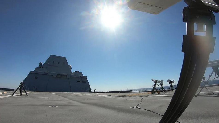 Tàu khu trục Zumwalt trang bị 20 moldun Mk-57, mỗi moldun có thể chứa 4 tên lửa, tổng cộng có 80 ống phóng thẳng đứng có thể triển khai nhiều loại tên lửa như chống hạm, chống ngầm, phòng không,.. và trong sự kiện này, con tàu đã phóng đi một tên lửa hạm đối không tầm trung SM-2 có tầm bắn tối đa lên tới 160km. Ảnh: Con tàu chuẩn bị cho lần khai hỏa lịch sử.