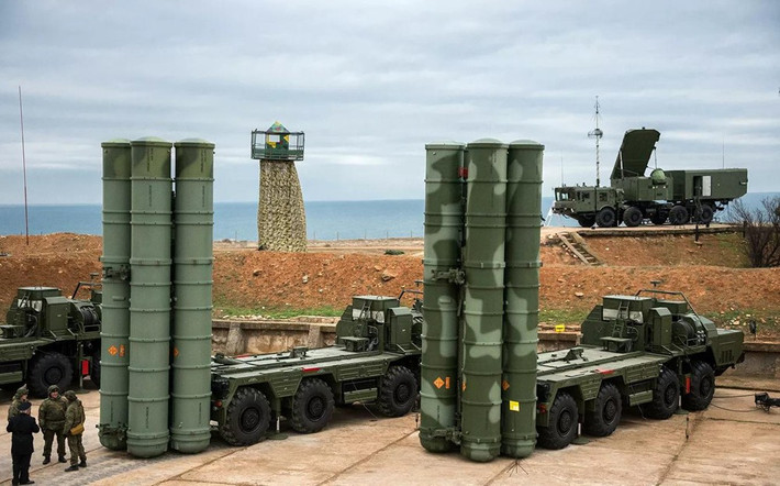 Theo những thông tin mới nhất, hệ thống phòng không S-400 nâng cấp, sử dụng bộ xử lý kỹ thuật số thế hệ mới, mạng máy tính và tần số radar mới, dựa trên kinh nghiệm trực chiến tại chiến trường Syria những năm qua. Ảnh: Hệ thống phòng không S-400 của Nga tại Syria - Nguồn: Wikipedia.