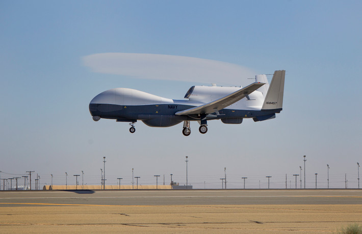 Tuy nhiên UAV RQ-4C là một máy bay không người lái không có khả năng tàng hình, đường bay ổn định và rất "to xác"; có nghĩa là UAV này có rất ít cơ hội để né tránh các cuộc tấn công tên lửa, ngay cả khi đối mặt với các hệ thống phòng không tương đối lạc hậu. Ảnh: UAV RQ-4C của Mỹ - Nguồn: Wikipedia.