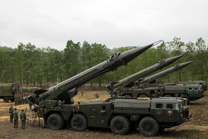 Ngoài ra, tên lửa Scud-B còn có vận tốc bay cực cao, lên tới Mach 5 và độ sai số mục tiêu giao động trong khoảng 450m. Với tốc độ bay nhanh cực kỳ khó cho việc đánh chặn, cùng sức phá hủy lớn khiến cho Scud-B vẫn tổ ra hiệu quả trong nhiệm vụ tấn công các mục tiêu lớn như cơ sơ hạ tầng, sân bay, kho bãi,... Ảnh: Triển khai tổ hợp tên lửa đạn đạo Scud-B - Nguồn: QĐND