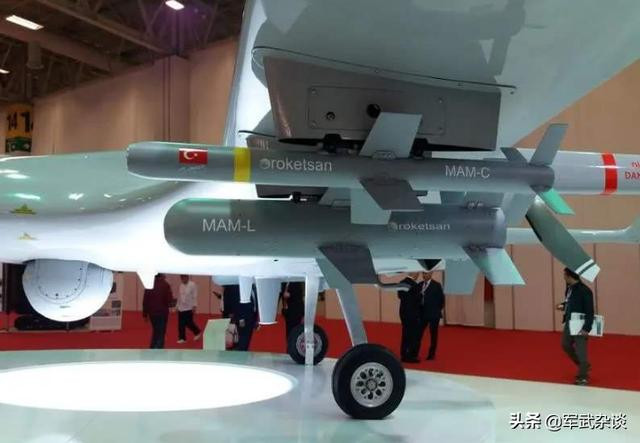 Bên cạnh đó, khả năng tấn công yếu kém của UAV TB-2 cũng là một vấn đề khó có thể khắc phục; hiện tại UAV TB-2 được trang bị hai loại vũ khí tấn công mặt đất là tên lửa không đối đất siêu nhỏ MAM-L và MAM-C; nếu MAM-L có thể xuyên thủng 700 mm thép, thì MAM-C chỉ có thể xuyên được 200 mm thép. Ảnh: Tên lửa trang bị trên UAV TB-2 - Nguồn: Wikipedia.