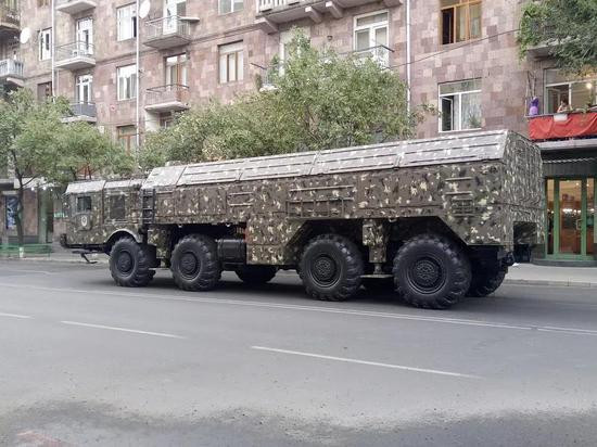 Trong khi đó Armenia có tên lửa chiến thuật Iskander và OTR-21 Tochka; trong đó tên lửa Iskander do Nga sản xuất, là loại tên lửa đạn đạo có mức chính xác cao và Armenia là quốc gia đầu tiên trong khu vực sở hữu tên lửa Iskander. Ảnh: Tên lửa chiến thuật "Iskander" là con át chủ bài quan trọng của quân đội Armenia - Nguồn: Sina