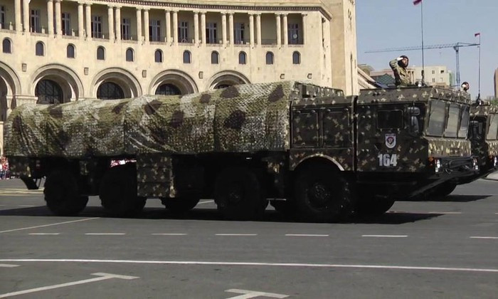 Việc chưa sử dụng vũ khí tiến công tầm xa của cả hai bên, nhất là phía Armenia cũng phản ánh tình hình leo thang xung đột chưa đến mức căng thẳng mà phải dùng “dao mổ trâu để giết gà”; như vậy hai bên trong cuộc xung đột, vẫn giữ được sự kiềm chế nhất định. Ảnh: Tên lửa Iskander của Armenia - Nguồn: RT
