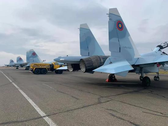 Đánh giá chung về lực lượng không quân của Armenia mạnh hơn Azerbaijan; trong đó Su-30SM của Armenia ra đời sau máy bay chiến đấu MiG-29 của Azerbaijan khoảng 30 năm và là phiên bản cải tiến sâu của Su-30. Su-30SM được trang bị những cảm biến, cũng như hệ thống tác chiến điện tử, vật liệu composite và công nghệ vũ khí mới nhất của Nga hiện nay. Ảnh: Su-30SM của Armenia - Nguồn: Sina