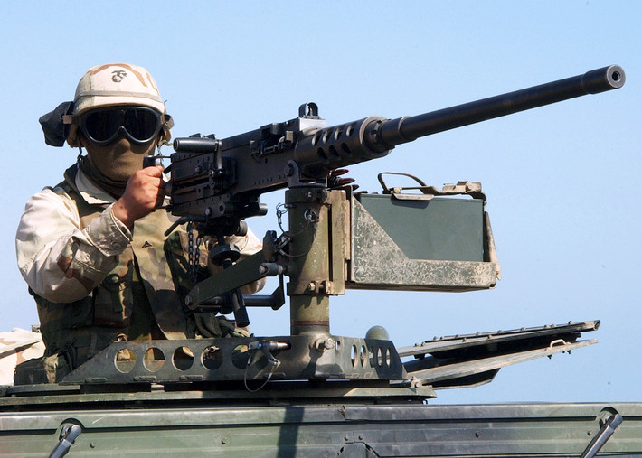 Browning M2 dùng đạn 12.7×99mm theo chuẩn NATO (thường được gọi là .50 BMG); súng được đánh giá có nhiều ưu điểm như: dễ sử dụng, dễ nạp đạn, bắn khá chính xác. Nhược điểm của súng là nặng (trọng lượng 38 kg) và dài tới 1.654mm; súng không thể cầm tay bắn được, mà chỉ bắn trên giá 3 chân, gắn trên xe cơ giới, máy bay, tàu chiến...