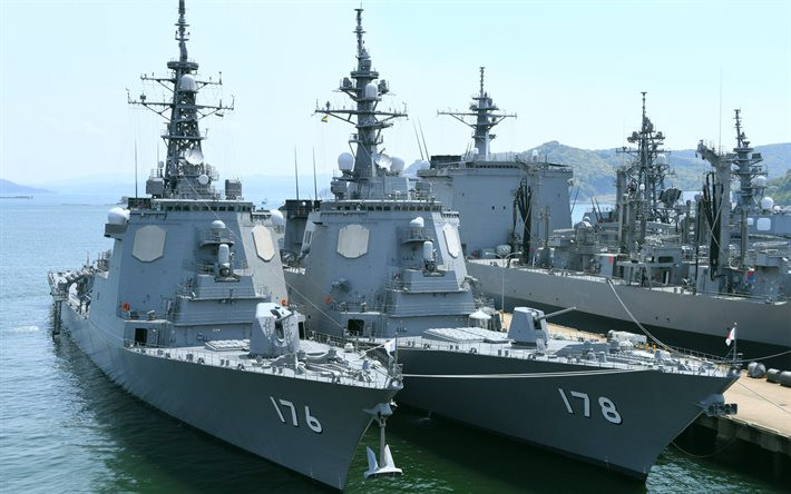 Về việc triển khai Aegis lên tàu biển, người ta sẽ không chỉ lắp đặt trên các tàu khu trục mà còn cả các loại tàu khác của Lực lượng Phòng vệ bờ biển Nhật Bản hay thậm chí là các loại tàu dân sự, tàu hàng hóa, tàu vận tải,… để nâng cao khả năng triển khai cũng như mật độ bảo vệ của các hệ thống. Ảnh: Tàu khu trục Aegis lớp Atago (DDG-178) và tàu khu trục Aegis lớp Kongo (DDG-176) đậu cạnh nhau.