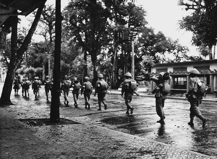 Ngày 10/10/1954, cách đây đúng 66 năm, hàng đoàn bộ đội Việt Nam đã có cuộc hành quân lịch sử, từ chiến khu Việt Bắc thần tốc tiến về giải phóng Thủ đô Hà Nội, giải giáp quân Pháp cũng như bảo vệ cơ sở vật chất, tránh để địch nhân cơ hội rút lui có các hành động phá hoại không đáng có, gây khó khăn cho công cuộc xây dựng lại của ta sau này. Ảnh: Đoàn chiến sĩ Việt Nam tiến qua phố Hàng Khay.