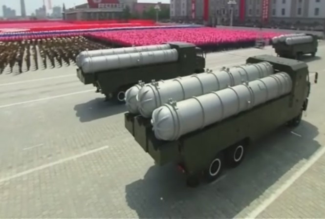 Không rõ Bình Nhưỡng đã chế tạo bao nhiêu hệ thống tên lửa phòng không KN-06, nhưng vũ khí phòng không của Triều Tiên có lẽ tính năng không thua kém các phiên bản tên lửa phòng không S-300 đời đầu của Liên Xô. Ảnh: Hệ thống phòng không KN-06 trong Lễ duyệt binh - Nguồn: Wikipedia.