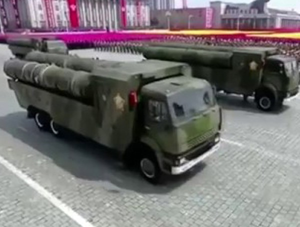 Một trong những lý do khiến KN-06 thường bị bỏ qua, là do các chuyên gia phân tích quân sự phương Tây thường đánh giá thấp năng lực công nghiệp của Bình Nhưỡng. Tuy nhiên với trình độ công nghệ của Triều Tiên hiện nay, họ có thể chế tạo được nhiều loại vũ khí, tương đương với thiết kế của Liên Xô của những năm 1970 đến đầu những năm 1980. Ảnh: Hệ thống phòng không KN-06 trong Lễ duyệt binh - Nguồn: Wikipedia.