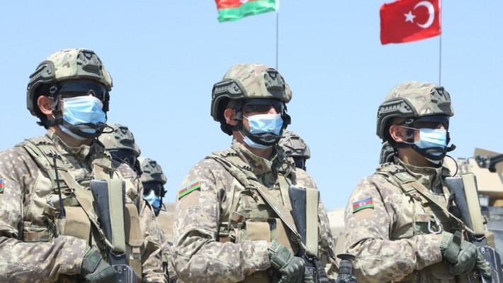 Ngày 27/9, xung đột bùng phát giữa Azerbaijan và Armenia ở khu vực Nagorno-Karabakh, nhà phân tích quốc phòng Turan Oguz có trụ sở tại Istanbul (Thổ Nhĩ Kỳ) cho biết: Azerbaijan rõ ràng đang tìm kiếm sự giúp đỡ từ Thổ Nhĩ Kỳ. Ảnh: Binh sĩ Azerbaijan tham gia tập trận chung với quân đội Thổ Nhĩ Kỳ - Nguồn: Azerbaijan’s Defense Ministry/RT