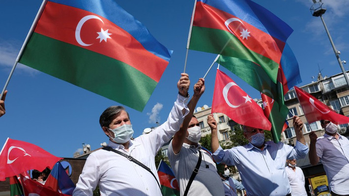 Ông Turan Oguz không ngần ngại cho rằng, khi mối đe dọa của Armenia với Azerbaijan gia tăng, Ankara quyết tâm cung cấp cho Baku những nhu cầu về vũ khí và thiết bị quân sự. Hiện nay việc hợp tác quốc phòng giữa Azerbaijan và Thổ Nhĩ Kỳ ngày càng gắn kết. Ảnh: Một cuộc biểu tình ủng hộ Azerbaijan ở TP Istanbul (Thổ Nhĩ Kỳ) - Nguồn: Murad Sezer/REUTERS