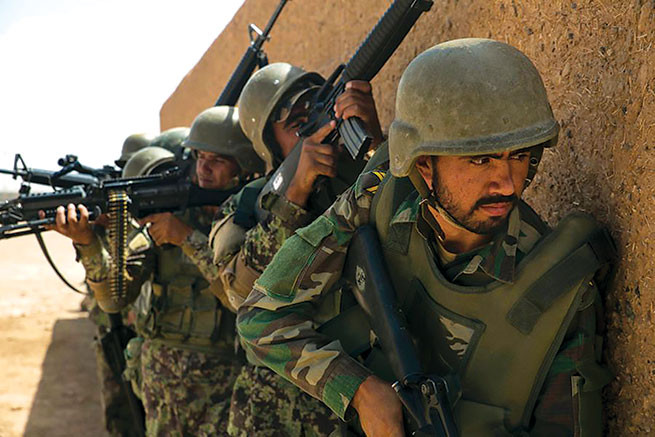 Có thể nói rằng, trang bị binh sĩ Taliban hiện đại và đầy đủ không hề thua kém gì binh sĩ quân đội chính phủ Afghanistan được Mỹ viện trợ và huấn luyện đó là chưa kể còn có phần nhỉnh hơn hẳn. Điều này tạo ra không ít khó khăn cho chính phủ Afghanistan trong công cuộc bình định lãnh thổ và chống lại các hoạt động vũ trang của phiến quân. Ảnh: Binh sĩ quân đội chính phủ Afghanistan huấn luyện.