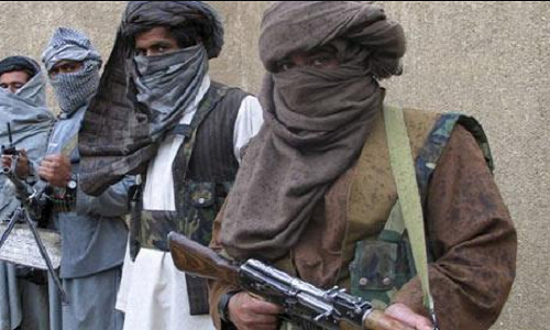 Phiến quân Taliban là nhóm nổi dậy vũ trang chống lại chính phủ Afghanistan, thuộc phong trào Hồi giáo cực đoan Sunni, từng thống trị đất nước này trong giai đoạn từ năm 1995 cho đến 2001 sau khi bị liên minh quân sự do Mỹ đứng đầu lật đổ. Theo báo cáo của Liên Hợp Quốc, tính từ đầu năm 2009 cho đến nay, cuộc xung đột giữa phiến quân Taliban và chính phủ đã cướp đi sinh mạng của hơn 26.000 thường dân cùng hơn 49.000 người khác bị thương. Ảnh: Binh sĩ của tổ chức nổi dậy Taliban.