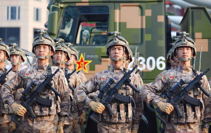 Ngoài ra, chỉ sau trong vòng một năm sau khi chính thức ra mắt trước công chúng, quân đội Trung Quốc đã triển khai thay thế quân phục ngụy trang cũ bằng quân phục ngụy trang kiểu mới một cách cực kỳ nhanh chóng, rộng khắp. Ảnh: Binh sĩ Trung Quốc với quân phục Type-19 tại lễ Duyệt binh.