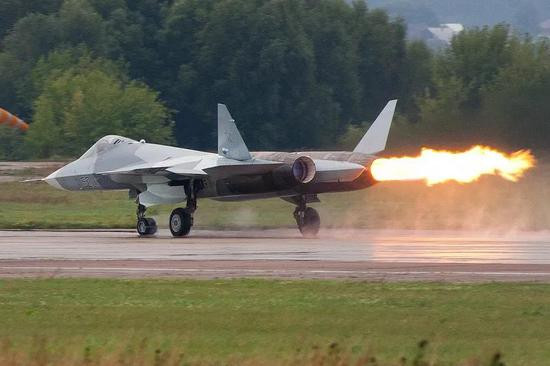 Tại Triển lãm Hàng không Moscow năm 2011, tiêm kích Su-57 khi lăn bánh trên đường băng, miệng vòi phun động cơ đã phụt ra một ngọn lửa dài. Sau đó phía nhà sản xuất công bố là do sự cố máy nén của động cơ AL-41F1, khiến buổi trình diễn chuyến bay lúc đó trực tiếp bị dừng lại. Vì tai nạn này, uy tín của Su-57 bị hạ thấp nghiêm trọng. Ảnh : Su-57 bị tai nạn động cơ tại triển lãm hàng không Moscow năm 2011 - Nguồn: Wikipedia.