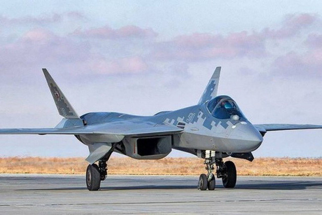 Bên cạnh đó, một trong những lý do chính khiến Su-57 khó thoát khỏi biên giới Nga là thị trường cho loại máy bay này quá nhỏ. Lý do là khi đưa máy bay chiến đấu thế hệ thứ năm vào hoạt động, cần có sự hỗ trợ của một bộ hệ thống hỗ trợ hậu cần hoàn chỉnh, để phát huy hiệu quả chiến đấu; cùng với đó là chi phí cho bảo dưỡng không hề thấp. Ảnh: Máy bay Su-57 - Nguồn: Wikipedia.