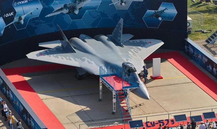 Chương trình phát triển máy bay chiến đấu Su-57 ngoài đáp ứng yêu cầu trong nước, còn hướng tới thị trường xuất khẩu. Do vậy dễ hiểu là Su-57 thường xuyên xuất hiện tại các cuộc triển lãm quân sự lớn của Nga và được truyền thông Nga thường xuyên quảng cáo là "Niềm tự hào của nước Nga". Ảnh: Máy bay Su-57 tại một triển lãm quân sự của Nga - Nguồn: TASS
