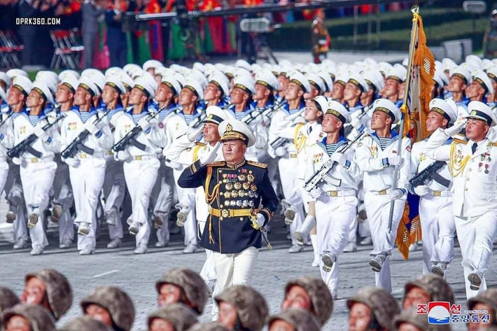 Khi nhắc đến người lính Triều Tiên, người ta thường nghĩ ngay tới một lực lượng được trang bị nghèo nàn và lạc hậu, tương tự với binh sĩ Trung Quốc hay Liên Xô trong những năm 1970. Tuy nhiên trong lễ duyệt binh lần này, giới quan sát quân sự quốc tế đã phải sửng sốt khi chứng kiến những chiến sĩ Triều Tiên với những trang bị cực kỳ tối tân, hiện đại và mạnh mẽ, có thể nói là không hề thua kém binh sĩ của bất cứ một quân đội hàng đầu nào trên thế giới hiện nay. Ảnh: Khối chiến sĩ hải quân Triều Tiên với súng trường Type-88