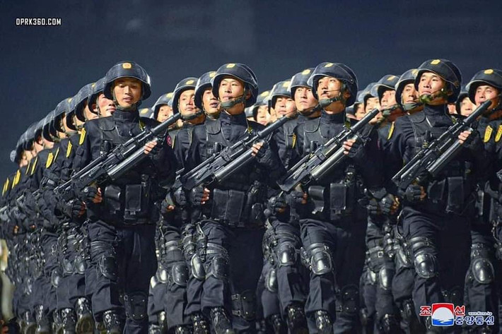 Đặc biệt chú ý là lần đầu tiên có sự xuất hiện của khối chiến sĩ cảnh sát đặc nhiệm với quân phục đen đặc trưng. Về trang bị bao gồm mũ chống đạn với kính chắn, áo giáp mang tấm kiêm áo mang trang bị, bọc đầu gối, túi đựng súng ngắn ở đùi và súng trường Type-88 carbin với nòng giảm thanh.