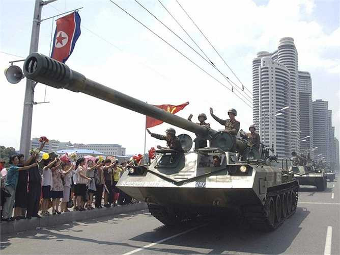 Hầu hết các vũ khí biên chế trong Quân đội Triều Tiên đều có nguồn gốc từ thiết kế của Liên Xô, nhưng Liên Xô chưa bao giờ phát triển loại pháo 170 mm như vậy. Thay vào đó, Koksan thực sự có thể có nguồn gốc từ các khẩu pháo bờ biển của Nhật Bản hoặc của Đức được sử dụng trong Thế chiến II. Ảnh: Pháo tự hành Koksan - Nguồn: Wikipedia.