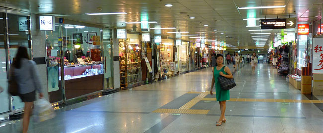 Thủ đô Seoul đã có những quy hoạch đô thị để phù hợp với tình huống chiến tranh; ở khu vực phía bắc thành phố, Seoul đã giành khoảng 23 km2 để xây dựng các hầm trú ẩn; các tòa nhà cao tầng đều có tầng hầm sâu dưới lòng đất; hệ thống tàu điện ngầm cũng là những hầm trú ẩn an toàn, nếu có tình huống chiến tranh xảy ra. Ảnh: Ngay khi có báo động, ga tàu điện ngầm này sẽ trở thành hầm trú ẩn cho người dân Seoul. Nguồn: AP