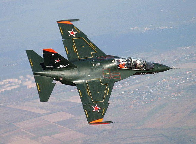 Tiêm kích phản lực Yak-130 chính thức biên chế vào Không quân Nga từ năm 2002 và là máy bay huấn luyện chính hiện nay cho các phi công Nga học tập chuyển loại sang Su-30SM, Su-35 và tương lai là cả MiG-35, Su-57. Máy bay thiết kế buồng lái làm bằng kính trong suốt thuận tiện cho việc quan sát, với tổ lái hai người và sử dụng nhiều thiết bị điện tử vô cùng hiện đại. Bán kính chiến đấu của Yak-130 lên tới 550km và có thể xa hơn khi mang theo thùng dầu phụ.