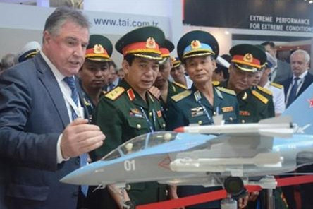 Thấu hiểu điều này, vào năm 2019, Việt Nam đã chính thức ký hợp đồng với Liên bang Nga đặt mua một phi đội tiêm kích phản lực huấn luyện Yak-130 cực kỳ hiện đại và mạnh mẽ. Điều này biến Việt Nam chính thức trở thành khách hàng thứ 6 của dòng tiêm kích huấn luyện nổi tiếng và Nga và là lực lượng không quân thứ 3 ở Đông Nam Á tiếp nhận Yak-130 sau Myanmar và Lào. Ảnh: Đoàn cán bộ cấp cao quân đội Việt Nam nghe chuyên gia Nga giới thiệu về máy bay Yak-130.