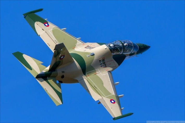 Vũ khí mà Yak-130 có thể hạ gục dễ dàng những mục tiêu của đối phương như tàu đổ bộ, bộ binh co cụm, xe thiết giáp, trực thăng, máy bay vận tải và máy bay không người lái. Thậm chí, với các tên lửa không-đối-không, Yak-130 cũng hoàn toàn có thể tiêu diệt các mục tiêu máy bay chiến đấu chuyên dụng của đối phương. Yak-130 còn có thể đóng vai trò tuần tiễu, giám sát không phận và mặt đất trong nhiều trường hợp. Ảnh: Tiêm kích Yak-130 của Không quân Lào.