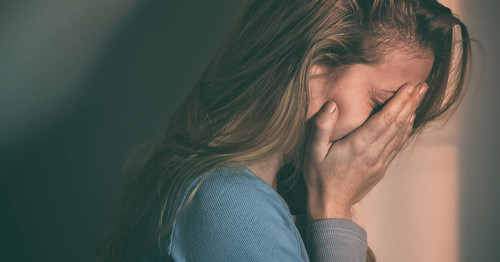 Kiêng khóc. Ở nhiều nơi, người dân kiêng không than thở hay rơi bất kỳ giọt nước mắt nào vào ngày mùng 1 tháng Giêng. Người ta cho rằng, khóc vào đầu năm mới là dấu hiệu báo trước một năm buồn bã và đầy phiền muộn.