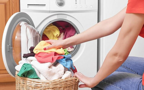 Kiêng giặt quần áo. Nhiều nơi quan niệm, giặt sạch quần áo vô tình cuốn trôi những điều may mắn. Để rước tài lộc, họ kiêng không giặt quần áo dịp đầu năm. Quần áo bẩn sẽ được giặt sạch vào trước Tết hoặc sau một vài ngày đầu tiên.
