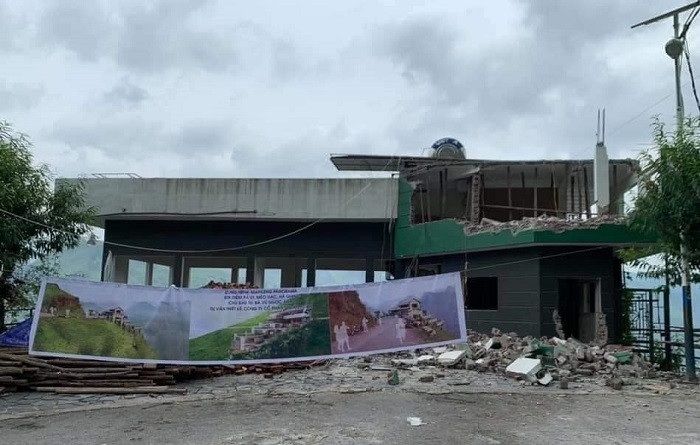 Phá dỡ, cải tạo tòa nhà trái phép Mã Pì Lèng Panorama: Sáng 18/7, lãnh đạo Văn phòng UBND tỉnh Hà Giang xác nhận, địa phương này đang triển khai phá dỡ, cải tạo tổ hợp nhà hàng Mã Pì Lèng Panorama, trên đèo Mã Pí Lèng, huyện Mèo Vạc. Theo đó, chính quyền tỉnh Hà Giang thống nhất không phá dỡ toàn bộ nhưng sẽ cải tạo thành điểm dừng chân, không có lưu trú. Bản thiết kế phá dỡ, cải tạo đang được áp dụng đối với nhà hàng Mã Pì Lèng Panorama đã được Ủy ban UNESCO, Cục Di sản Văn hóa, cùng các bên có liên quan đồng ý.