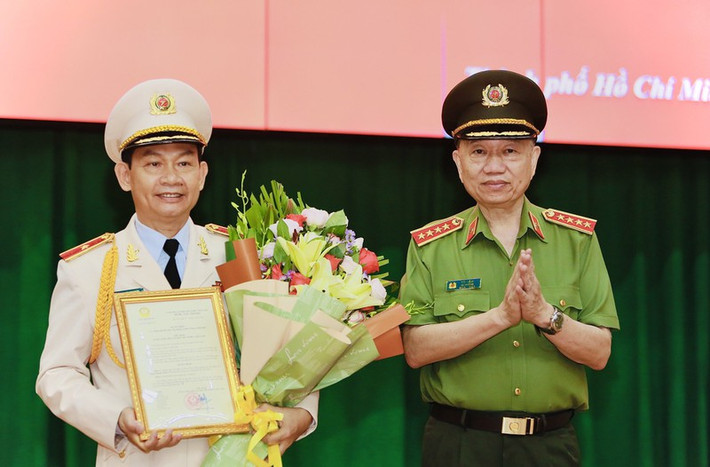 1 Phó Giám đốc Công an TP.HCM được thăng hàm Thiếu tướng: Ngày 18/7, Đại tướng Tô Lâm - Ủy viên Bộ Chính trị, Bộ trưởng Bộ Công an đã chủ trì Lễ công bố quyết định của Chủ tịch nước về thăng cấp bậc hàm Thiếu tướng cho ông Đinh Thanh Nhàn, Phó Giám đốc, Thủ trưởng Cơ quan CSĐT Công an TP.HCM. Thiếu tướng Hoàng Đức Lừng, Cục trưởng Cục Tổ chức cán bộ đã công bố quyết định của Chủ tịch nước về việc thăng cấp bậc hàm từ Đại tá lên Thiếu tướng đối với ông Đinh Thanh Nhàn.