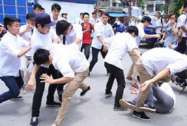 Nam sinh lớp 9 bị đánh tử vong trước ngày thi chuyển cấp: Theo thông tin từ Công an tỉnh Quảng Ninh, khoảng 20h00’ ngày 15/7/2020, Nguyễn Duy Dương (SN 2003, trú tại thôn Đông, xã Vạn Ninh, TP Móng Cái) cùng Thắng (bạn của Dương, SN 2003, trú tại thôn 13, xã Hải Xuân, TP Móng Cái) đã túm tóc, đạp và đấm vào mặt em P.H.C (SN 2005, trú tại khu 3, phường Hải Yên, TP Móng Cái, là học sinh dự kỳ thi vào lớp 10 năm 2020). Khi thấy C. Ngã xuống và bị co giật, hai đối tượng sợ hãi bỏ chạy về nhà. Hậu quả, em P.H.C. đã tử vong khi đang trên đường đưa đi cấp cứu tại Trung tâm y tế TP Móng Cái.