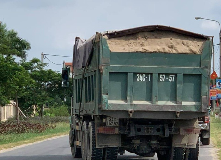 Lái xe tải rút tuýp sắt hành hung thanh tra giao thông khi bị kiểm tra: Khi tổ công tác của Trạm Kiểm tra tải trọng xe lưu động tỉnh Hải Dương đang làm nhiệm vụ tại tỉnh lộ 392B qua huyện Thanh Miện, một lái xe đã chống đối, rút tuýp sắt trên xe lao xuống chửi bới, hành hung một cán bộ thanh tra giao thông. Sự việc xảy ra vào khoảng 9h sáng 16/7, một tổ công tác Trạm Kiểm tra tải trọng xe lưu động tỉnh Hải Dương gồm 4 cán bộ làm nhiệm vụ, tuần tra, thanh tra giao thông tại tỉnh lộ 392B địa phận xã Lam Sơn, huyện Thanh Miện.