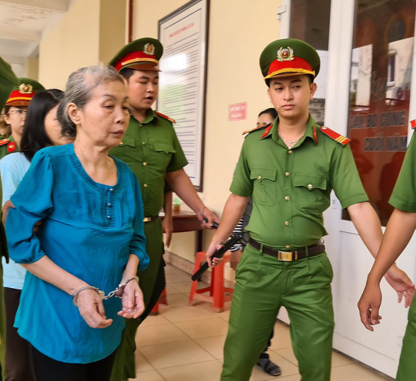 Tại phiên tòa, phần xét hỏi, bị cáo Trịnh Thị Hồng Hoa (mẹ của Hà) khi được xét hỏi nói sẽ sẵn sàng chia sẻ một phần chi phí để Hà thực hiện trách nhiệm dân sự, bồi thường cho các bị cáo vì đây là "mẹ chia sẻ với con".