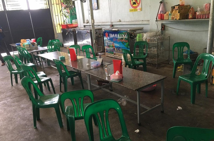 7. Mâu thuẫn từ nợ nần, thanh niên bị đâm tử vong tại quán bia ở Hải Dương: Vào khoảng 19h ngày 11/7, tại quán bia trên đường Vũ Công Đán (phường Tứ Minh) có 2 nhóm thanh niên khoảng hơn 10 người vào uống bia tại 3 bàn liền nhau. Sau đó, giữa 2 nhóm này xảy ra mâu thuẫn dẫn đến xô xát. Một thanh niên đã bị đối tượng nhóm bên đâm dẫn đến tử vong trước khi được đưa vào bệnh viện cấp cứu. >>> Xem thêm video: Các “tú bà” hoa khôi bán dâm nghìn đô hầu toà (nguồn VTC Now)