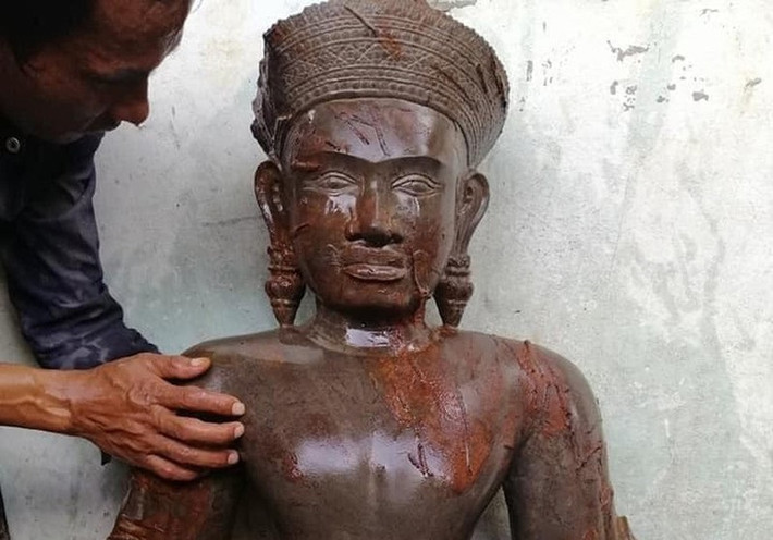 6. Nhiều người kéo nhau đi… lạy bức tượng đá gãy tay, chân: Hai ngày qua, hàng trăm người dân ở Sóc Trăng đã kéo đến chùa Bốn Mặt ở xã Phú Tân, huyện Châu Thành để ngắm nhìn và chụp ảnh bức tượng màu đen, bằng đá. Trong số đó, có nhiều người đã thắp hương, quỳ lạy bức tượng để cầu xin ban phước lành. Chính quyền địa phương cũng cử cán bộ đến Chùa Bốn Mặt để giữ gìn an ninh trật tự.