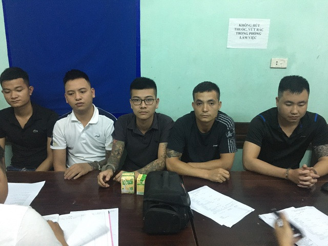 6. Ông chủ bỏ chạy, 5 kẻ làm thuê cơ sở cho vay nặng lãi bị khởi tố: Công an thành phố Vĩnh Yên (tỉnh Vĩnh Phúc) ra quyết định khởi tố vụ án, tạm giam đối với 5 đối tượng làm thuê cho cơ sở hỗ trợ tài chính Hoàng Phúc 3, ở phường Liên Bảo về tội “Cho vay lãi nặng trong giao dịch dân sự". Cơ sở Hoàng Phúc 3 cho vay với lãi suất từ 4.000đ đến 5.000 đồng/1 triệu/ngày, tương đương với 144% đến 180%/năm. Hiện “ông chủ” D. đã bỏ trốn khỏi địa phương.
