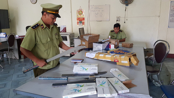 4. Xe thư báo biển Hà Nội chở vũ khí và thuốc lá ngoại: Cục Quản lý thị trường tỉnh Phú Yên đang xử lý vụ một xe thư báo biển số Hà Nội chở vũ khí nguy hiểm, có tính sát thương cao. Trên xe, phát hiện có 2 thanh đao kim loại dài gần 1m, rộng 8cm, 50 viên đạn đầu chì ký hiệu 22LR-CCI và 100 bao thuốc lá ngoại, tất cả đều không có giấy tờ chứng minh nguồn gốc, xuất xứ. Tài xế khai đây là hàng khách gửi, không rõ phía trong gồm những thứ gì.