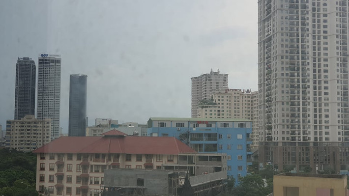Từ khoảng 15h30, vùng mây đối lưu này sẽ gây ra mưa rào và dông cho khu vực các quận Hà Đông, Nam Từ Liêm, sau đó vùng mây dông sẽ tiếp tục mở rộng ảnh hưởng đến các quận khác của Hà Nội.