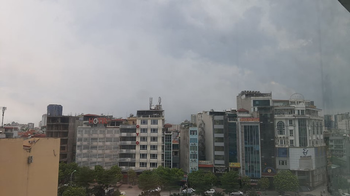 Trong khu vực nội thành Hà Nội sẽ xuất hiện cơn giông, kèm theo sấm chớp.