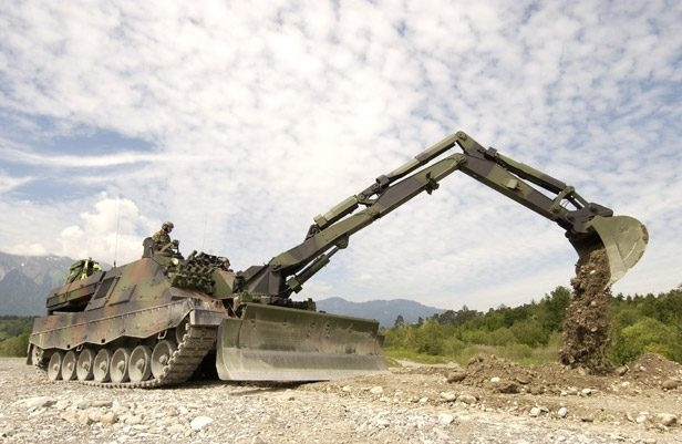 Do được thiết kế để hoạt động ngoài tiền tuyến dưới hỏa lực địch nên xe còn được trang bị sẵn hệ thống hỏa lực phòng thủ bao gồm 10 ống phóng lựu đạn khói, khi được kích hoạt, những quả lựu đạn này sẽ tạo ra một vùng khói rộng khoảng 100 mét xung quanh xe cho phép kíp lái trong xe có cơ hội rút lui hoặc bỏ xe thoát ra ngoài. Nguồn ảnh: Copybook.