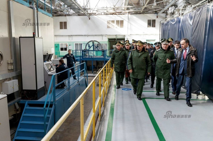 Trung tuần tháng 3 vừa qua, Bộ trưởng Quốc Phòng Nga ông Sergey Shoigu đã có chuyến ghé thăm nhà máy sản xuất, lắp ráp máy Novosibirsk Amur Komsomolsk - nơi cho ra đời những tiêm kích - bom Su-34. Nguồn ảnh: Sina.
