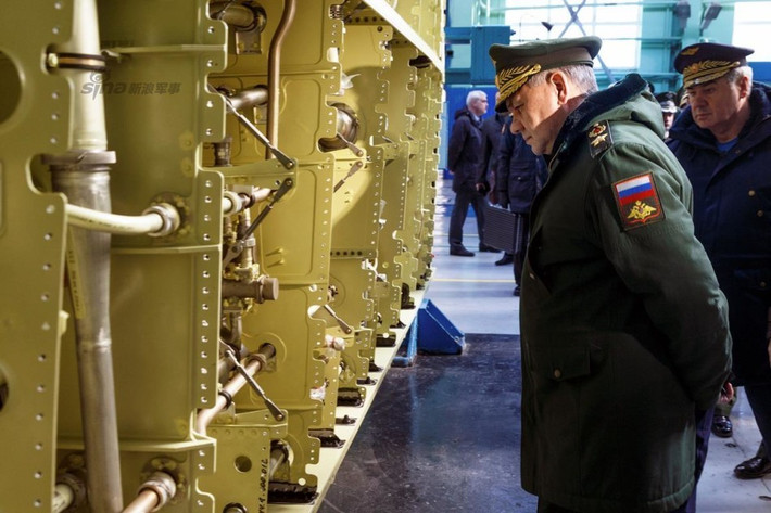 Bộ trưởng Quốc Phòng Nga ông Sergey Shoigu xem xét quá trình lắp ráp máy bay tại nhà máy. Su-34 là phiên bản cải tiến từ Su-27 Flanker, chuyến bay đầu tiên của Su-34 được thực hiện từ năm 1990 nhưng mãi tới năm 2014 chiếc máy bay này mới được đưa vào sản xuất hàng loạt. Nguồn ảnh: Sina.