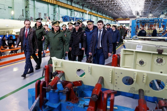 Chiến đấu cơ Su-34 được thiết kế theo tiêu chuẩn của một máy bay ném bom với buồng lái hai chỗ ngang hàng với giáp được bọc chắc chắn theo đúng học thuyết quân sự về máy bay cường kích thời chiến tranh lạnh. Nguồn ảnh: Sina.