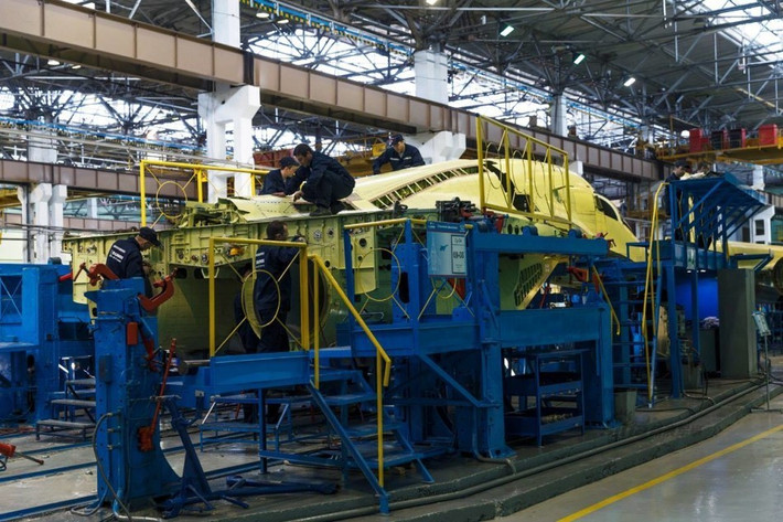 Máy bay có chiều dài 23 mét và sải cánh rộng 14,7 mét, trọng lượng rỗng của chiếc máy bay này đạt 22,5 tấn, gấp rưỡi với trọng lượng 16,3 tấn của chiếc Su-27 tiền nhiệm. Trọng lượng cất cánh tối đa của Su-34 lên tới 45 tấn. Nguồn ảnh: Sina.